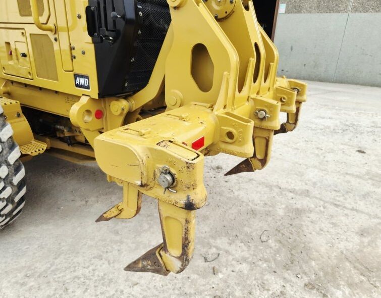 CATERPILLAR  140 AWD ***IMPECABLE***